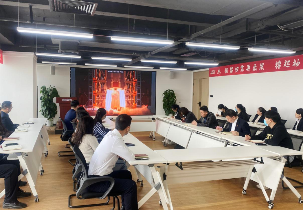 魯商服務黨委組織觀看專題教育片《榜樣7》