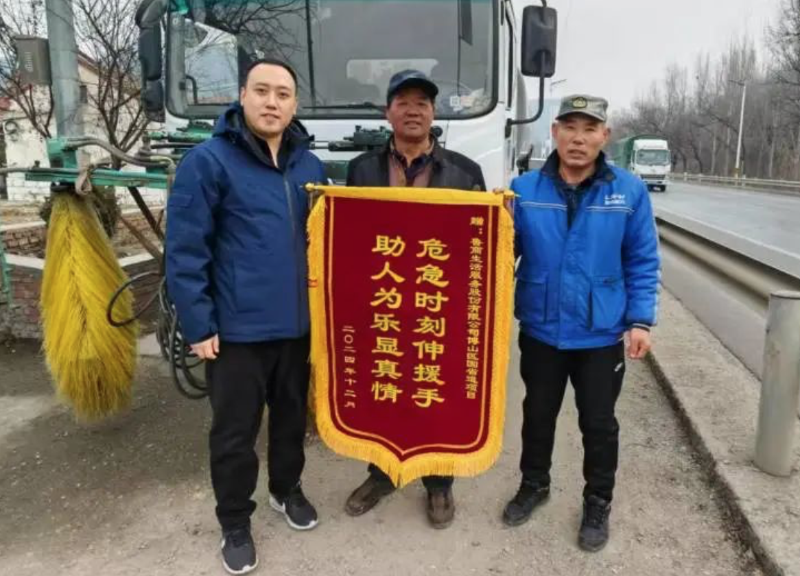 路邊房屋突發(fā)火災，魯商服務灑水車秒變“及時雨”