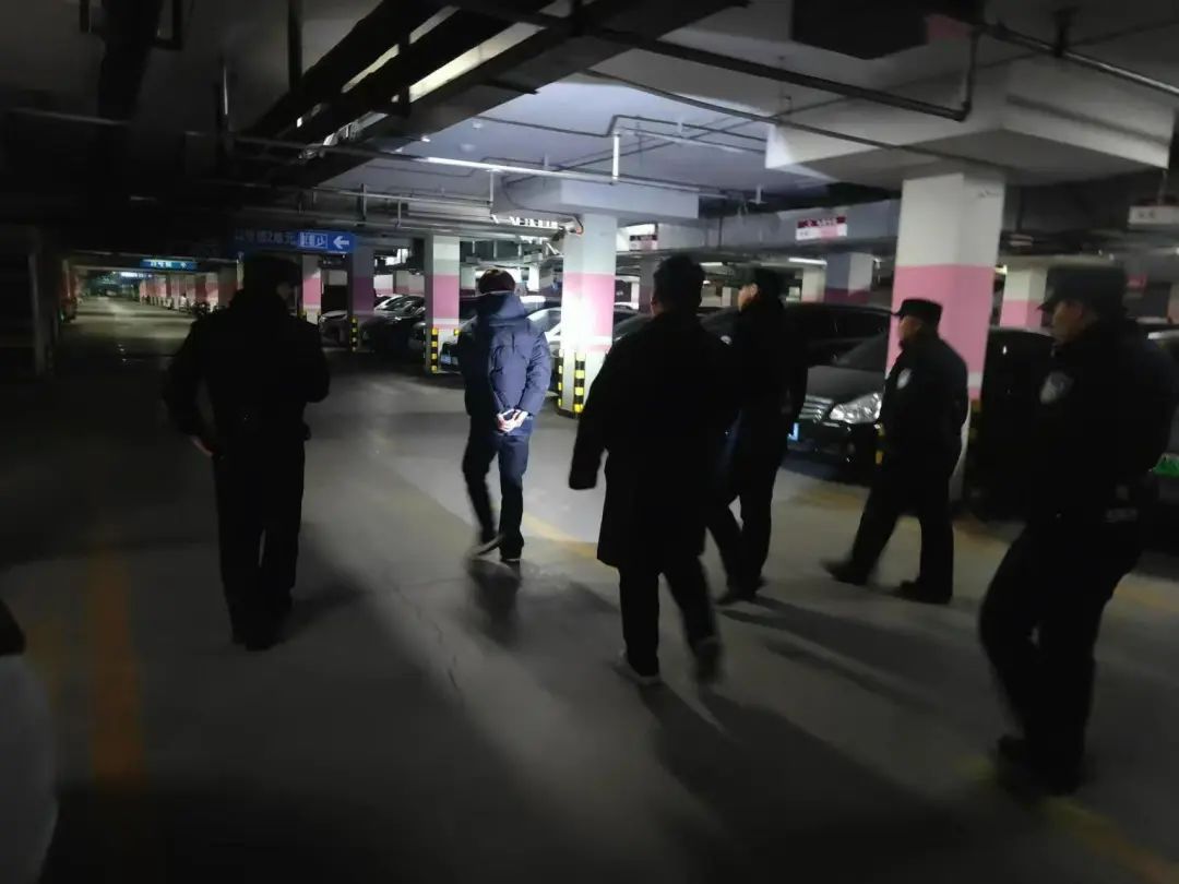 該出手時就出手，魯商服務深夜擒獲兩名“拉車門”竊賊