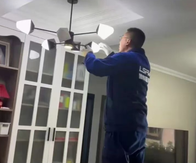 美好正發(fā)生④ | 鄭寶興：一個(gè)工具包，一顆責(zé)任心，他為萬(wàn)家燈火保駕護(hù)航六年