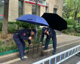 雨幕中的溫情守護(hù)·魯商服務(wù)為您撐起一方安心“晴空”